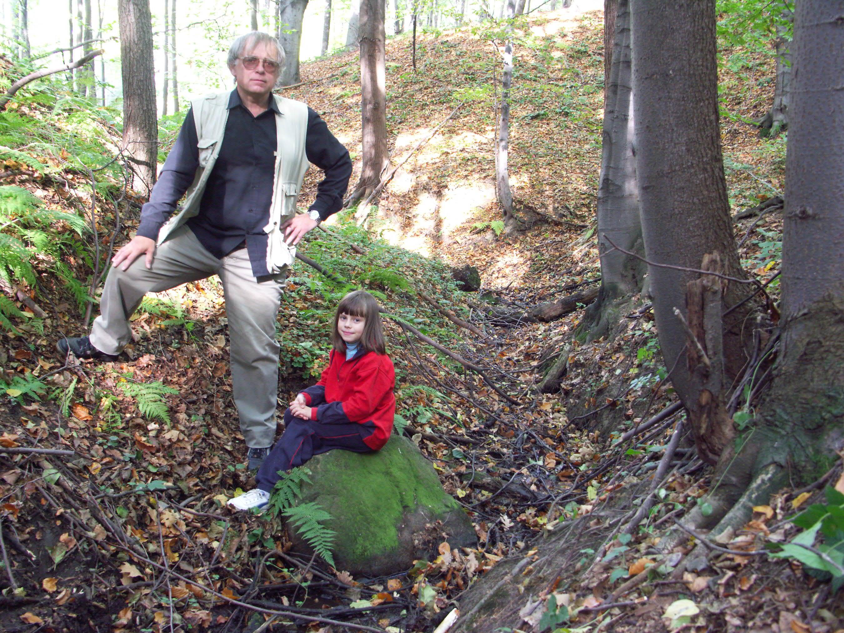 Mit meiner Enkelin Markéta bei einem Findling in Frýdecký les.